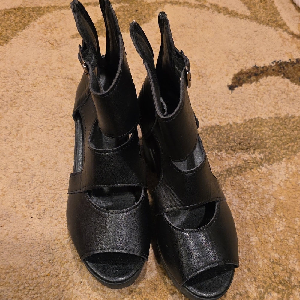 Source Unknown Black Heeled Open-Toe Boots
